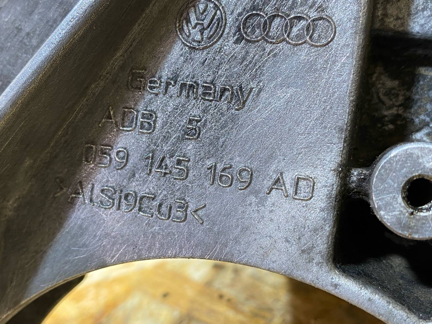 кронштейн гидроусилителя Audi Q7 4L 2009, 3.0 л., дизель, 059145169AD - фото №12