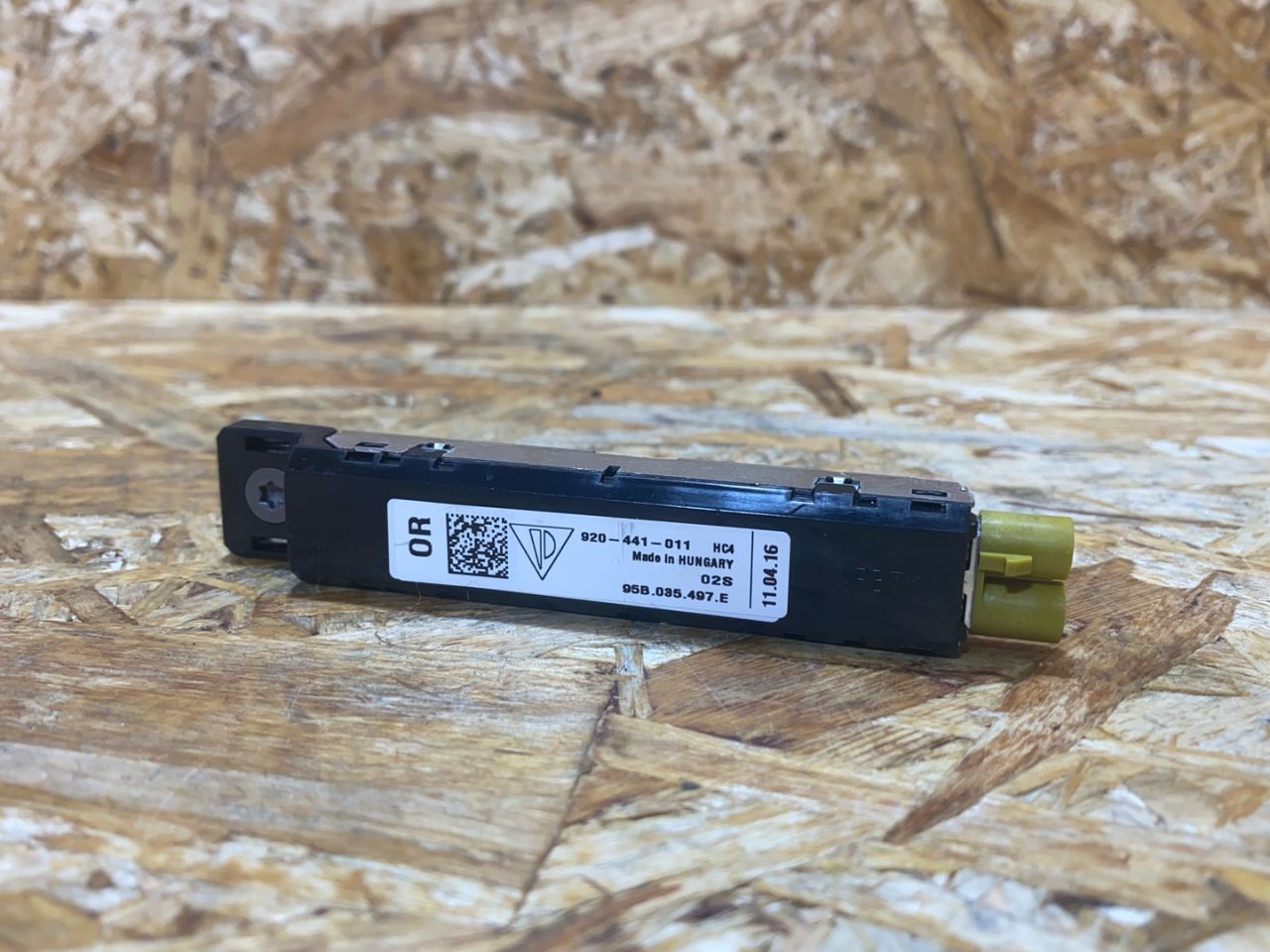 антенна Porsche Macan 1 поколение 2016, 3.0 л., дизель, 95B035497E - фото №1