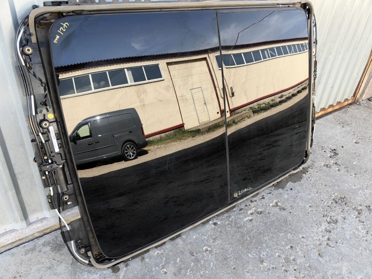 люк Volkswagen Touareg 3 поколение 2019, 3.0 л., дизель, 4M0877041D - фото №1