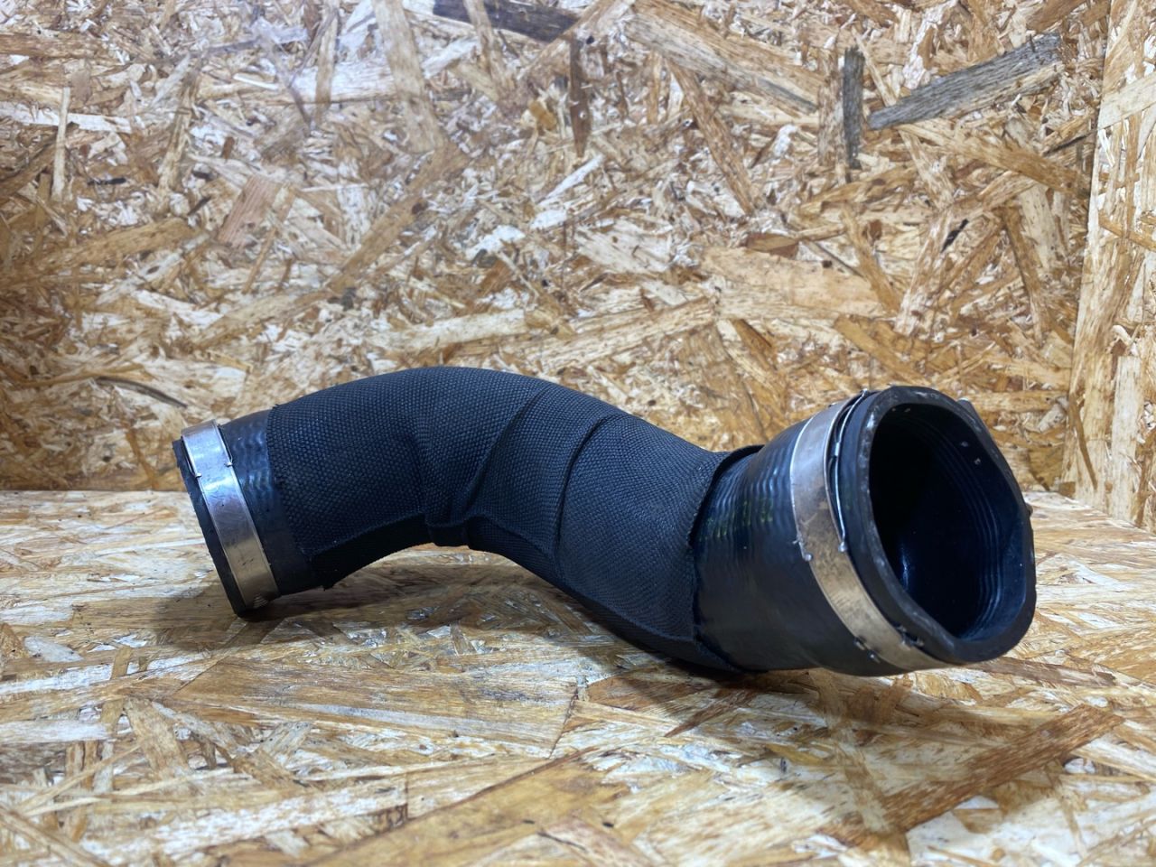 патрубок интеркулера Porsche Macan 1 поколение 2016, 3.0 л., дизель, 95B145993 - фото №1