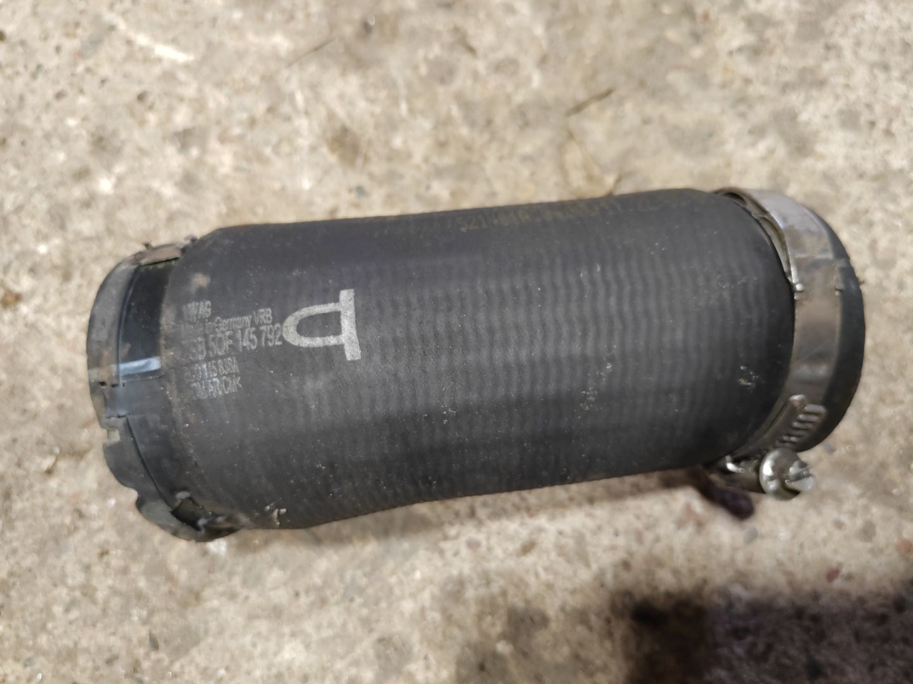 патрубок интеркулера Volkswagen Tiguan 2 поколение 2018, 2.0 л., бензин, 6C0145838A - фото №1