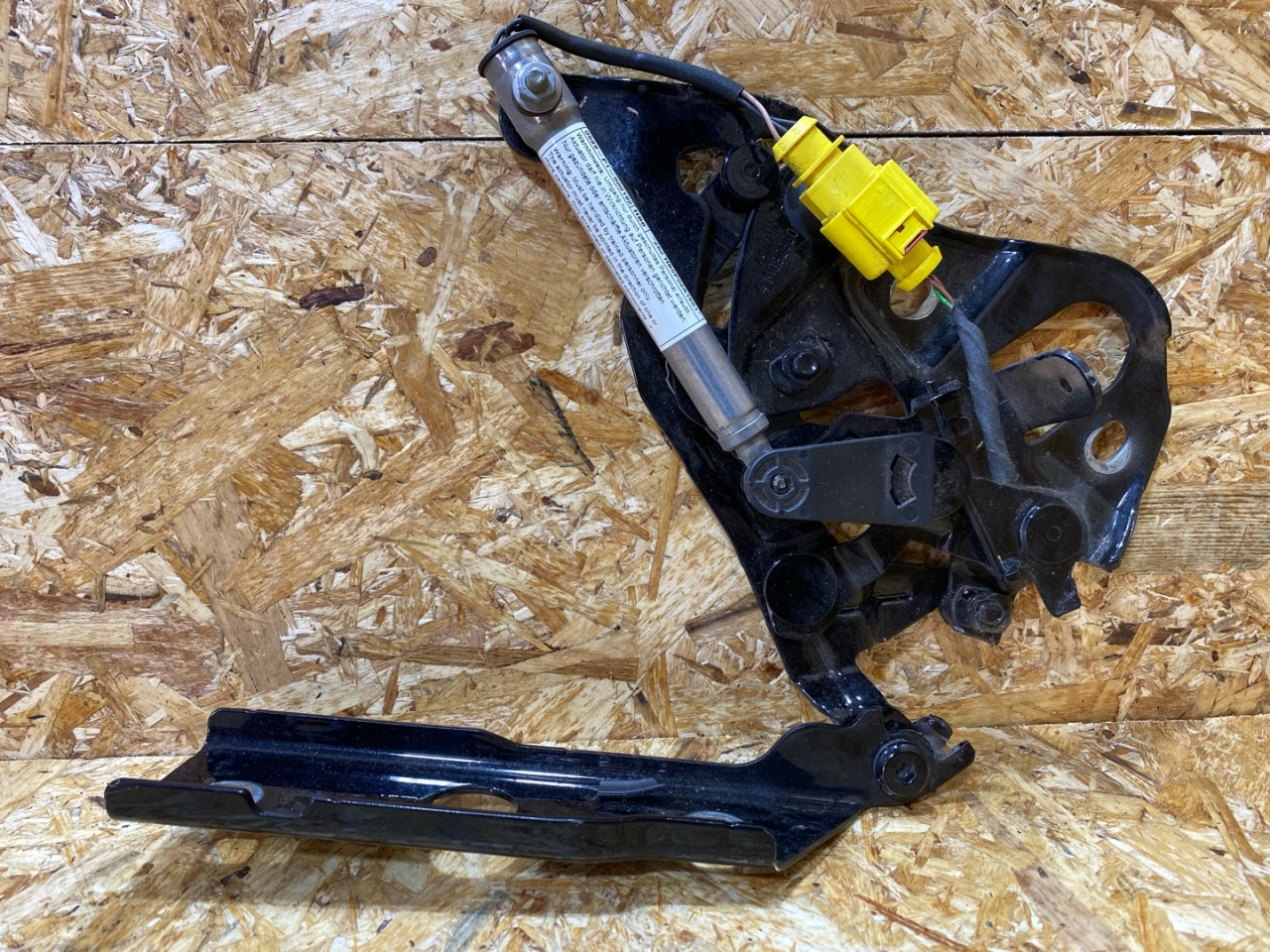 петля капота левая Audi Q7 4M 2016, 3.0 л., дизель, 4M0823301A - фото №1