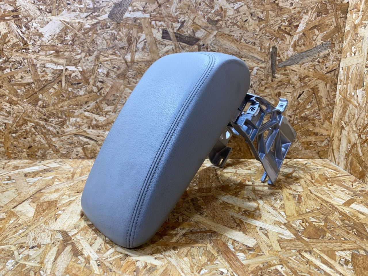 подлокотник Audi A3 8V 2015, 1.4 л., бензин, 8V0864207C, 8V0864283 - фото №1