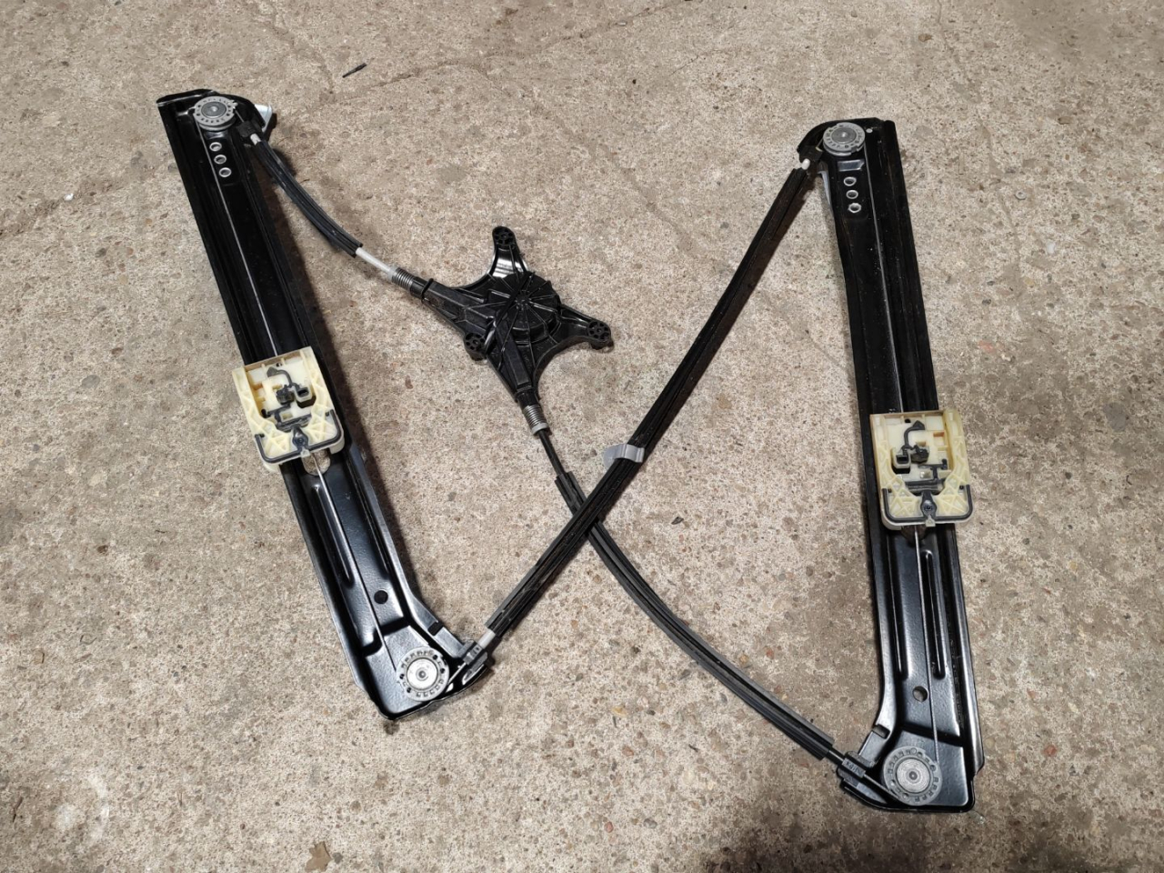 стеклоподъемник электрический передний правый Skoda Karoq 1 поколение 2019, 1.5 л., бензин, 575837462 - фото №1