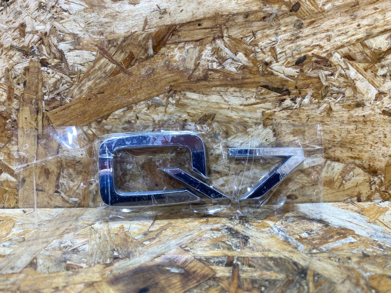 эмблема Audi Q7 4M 2016, 3.0 л., дизель, 4M0853741 - фото №1