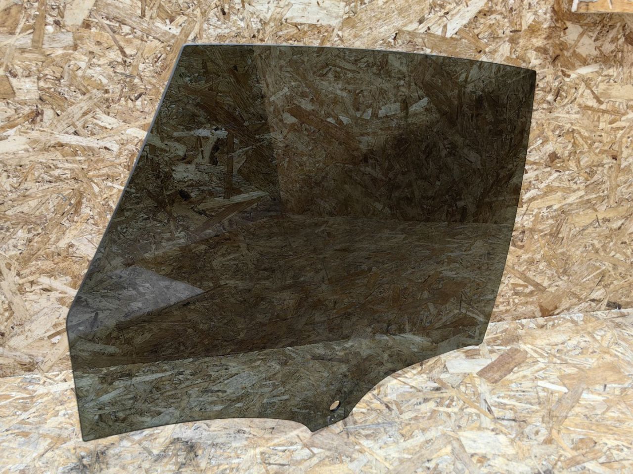 стекло двери задней правой Porsche Macan 1 поколение 2016, 3.0 л., дизель, 95B845206A - фото №1