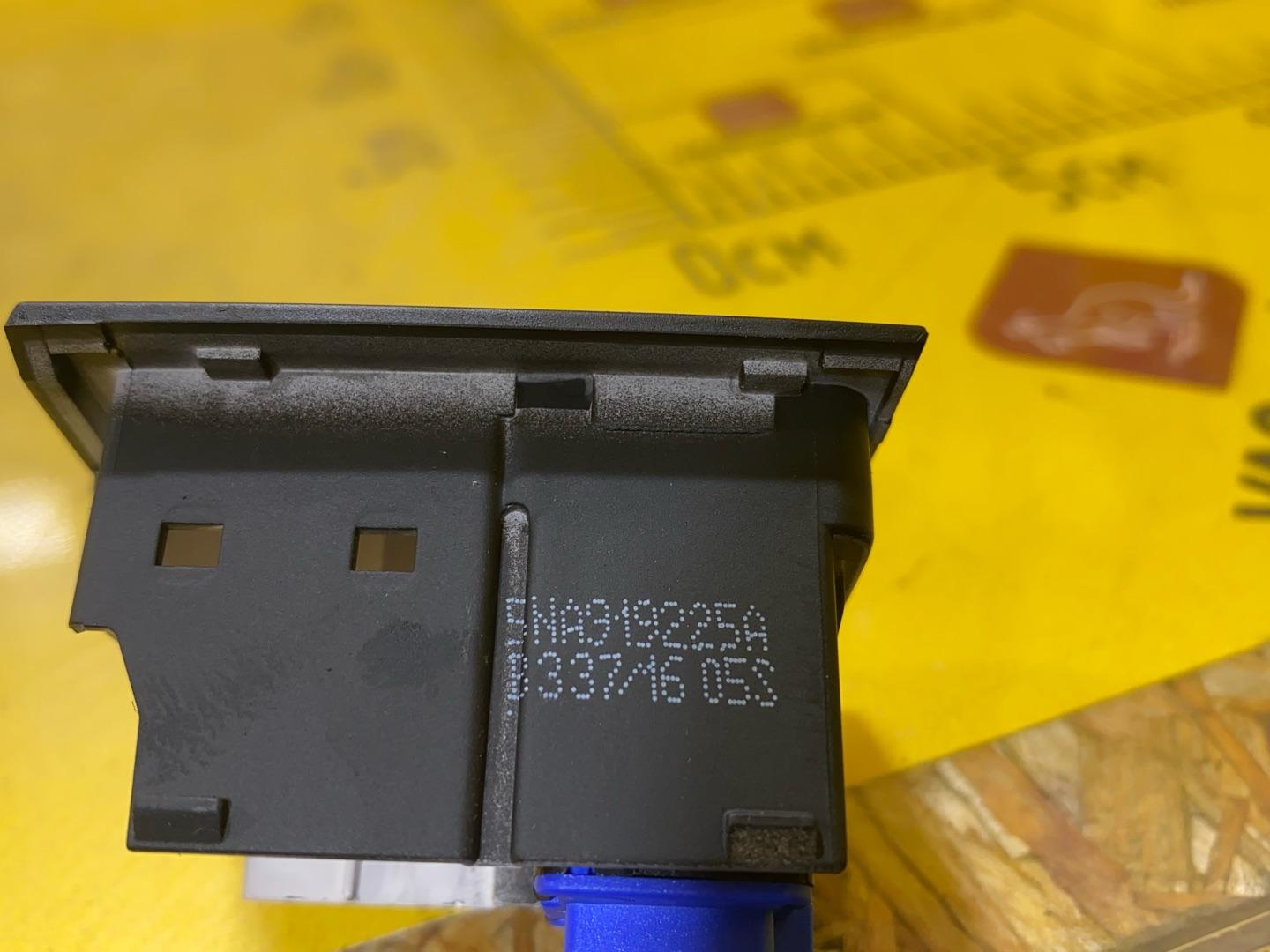 кнопка аварийной сигнализации Volkswagen Tiguan 2 поколение 2016, 2.0 л., бензин, 5NA919225A - фото №5
