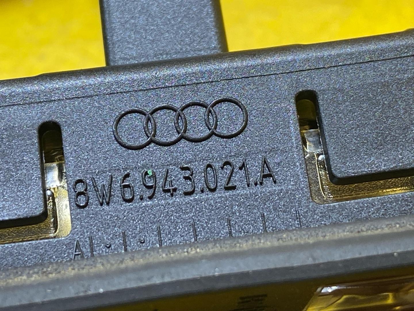 подсветка номера Audi Q3 F3 2021, 2.0 л., бензин, 8W6943021A - фото №6