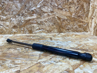 амортизатор капота Porsche Macan 1 поколение 2016, 3.0 л., дизель, 95B823359