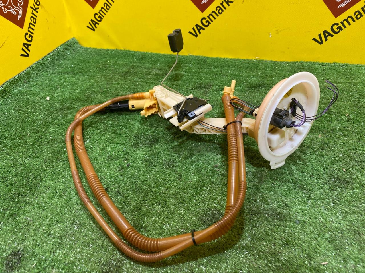 датчик уровня топлива Volkswagen Tiguan 2 поколение 2016, 2.0 л., бензин, 5QF919673M - фото №1