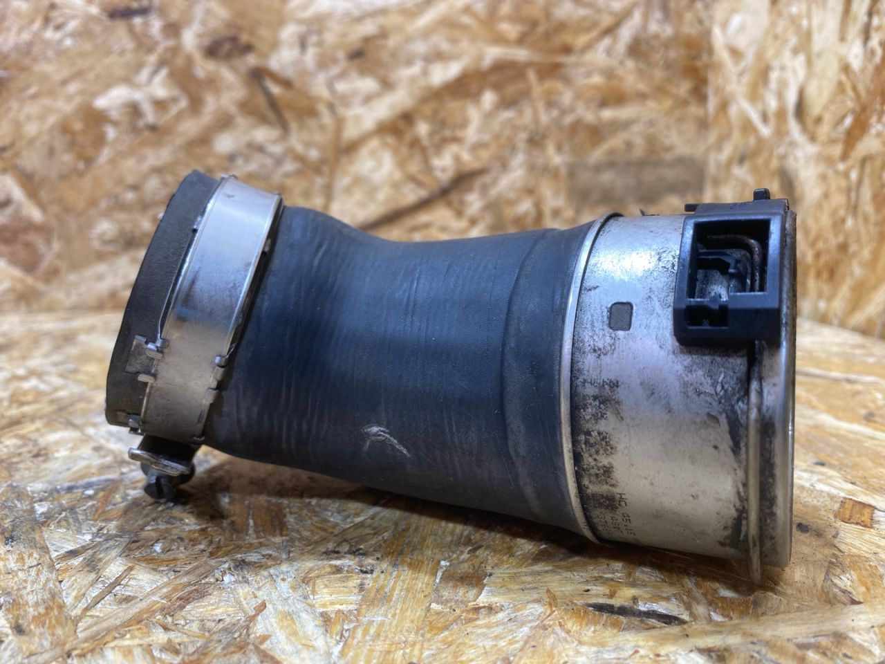 патрубок интеркулера Volkswagen Transporter T6 2018, 2.0 л., дизель, 7E0145708B - фото №1