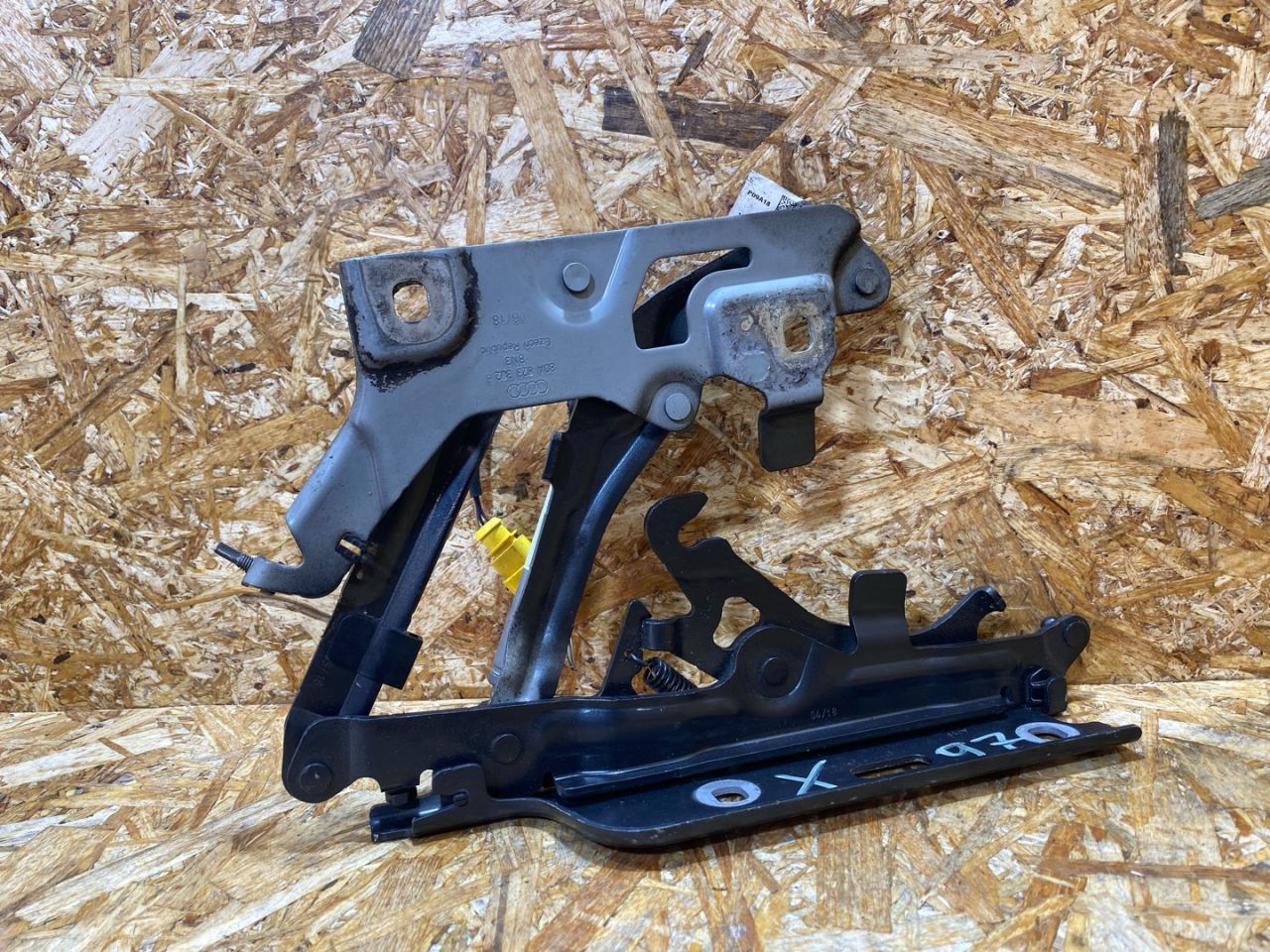 петля капота правая Audi Q5 FY 2018, 2.0 л., дизель, 80A823302B - фото №1