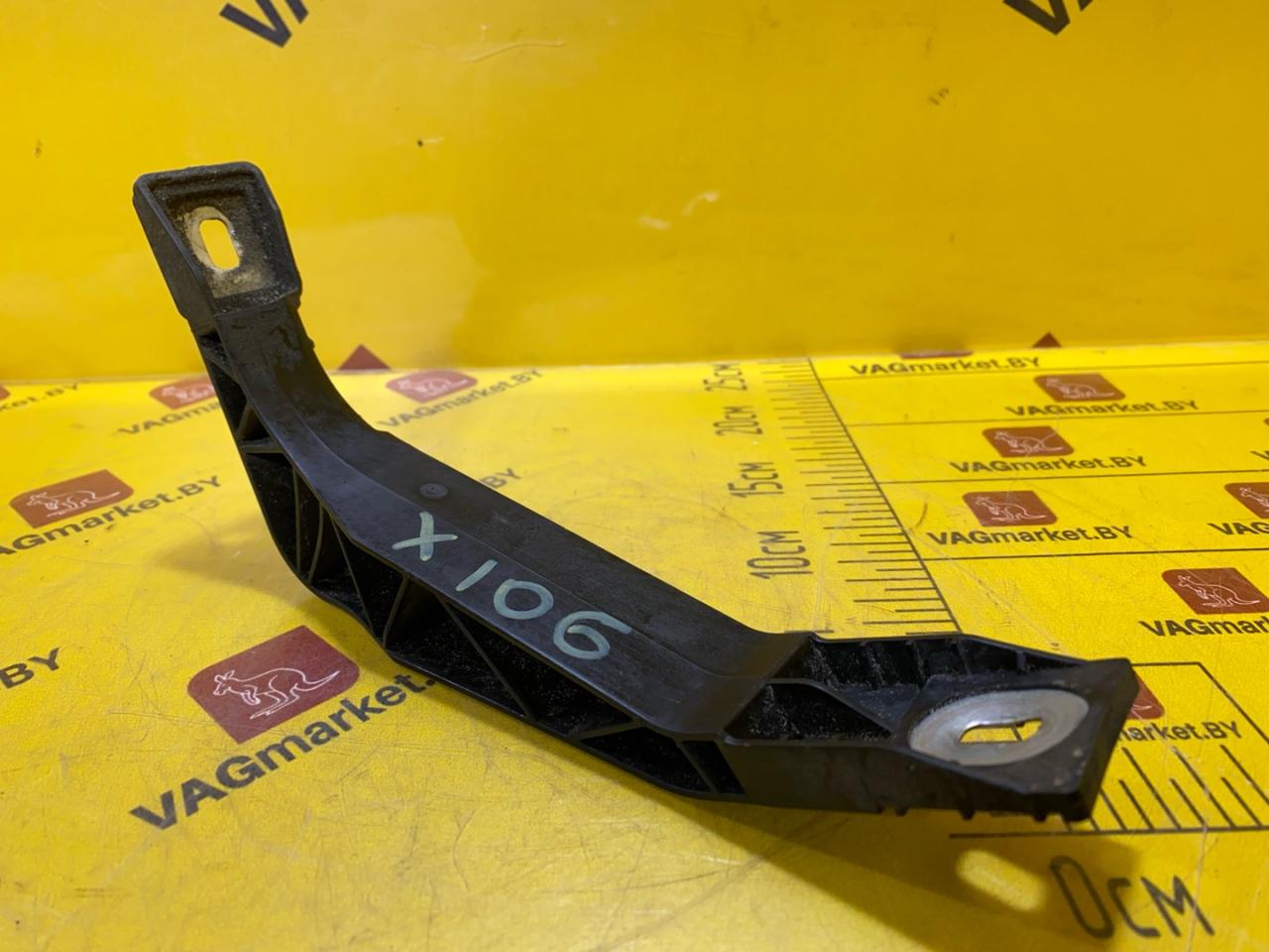 Кронштейн крепления панели крепления облицовки (телевизора) Audi Q3 8U 2012, 2.0 л., бензин, 8U0805527 - фото №1