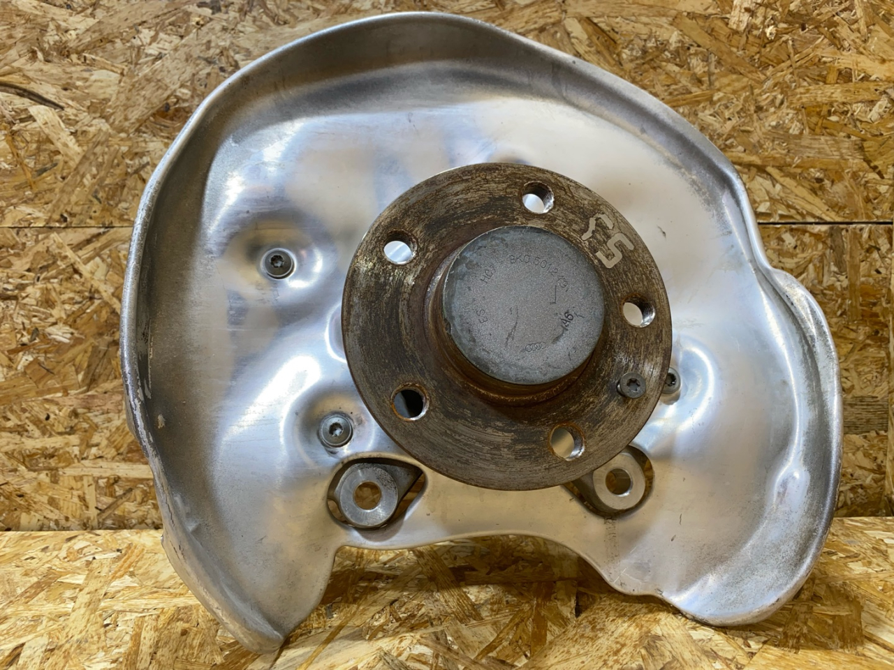 кулак задний левый Audi A4 B9 2016, 2.0 л., бензин, 8W0505431S - фото №1