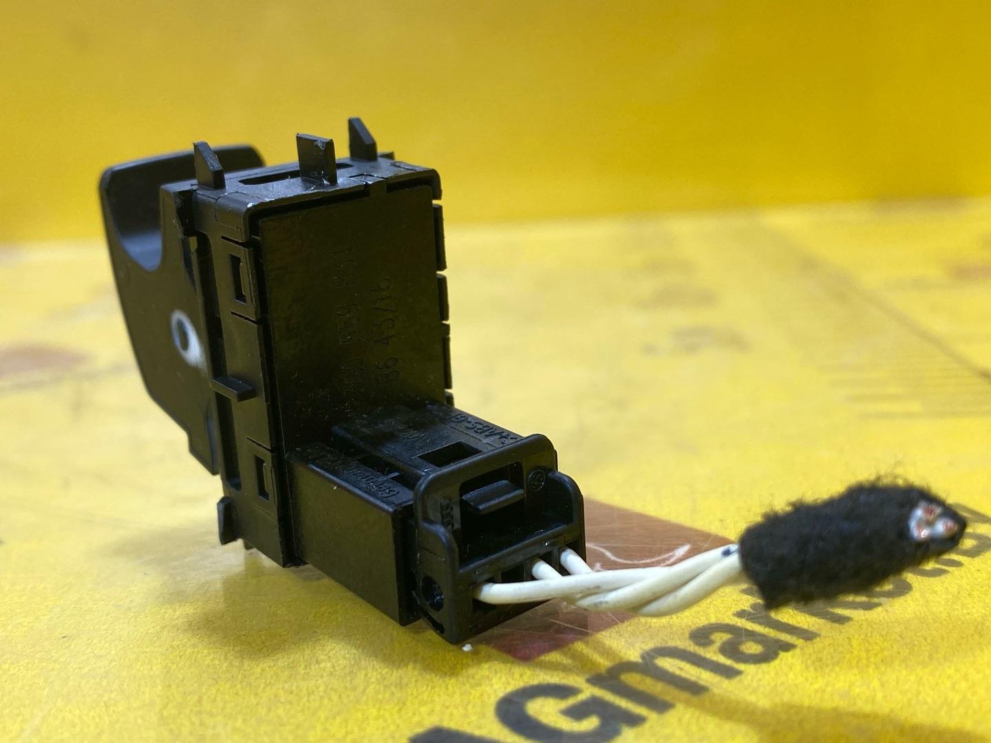 кнопка открытия багажника Volkswagen Tiguan 2 поколение 2016, 2.0 л., бензин, 3G0959831 - фото №6