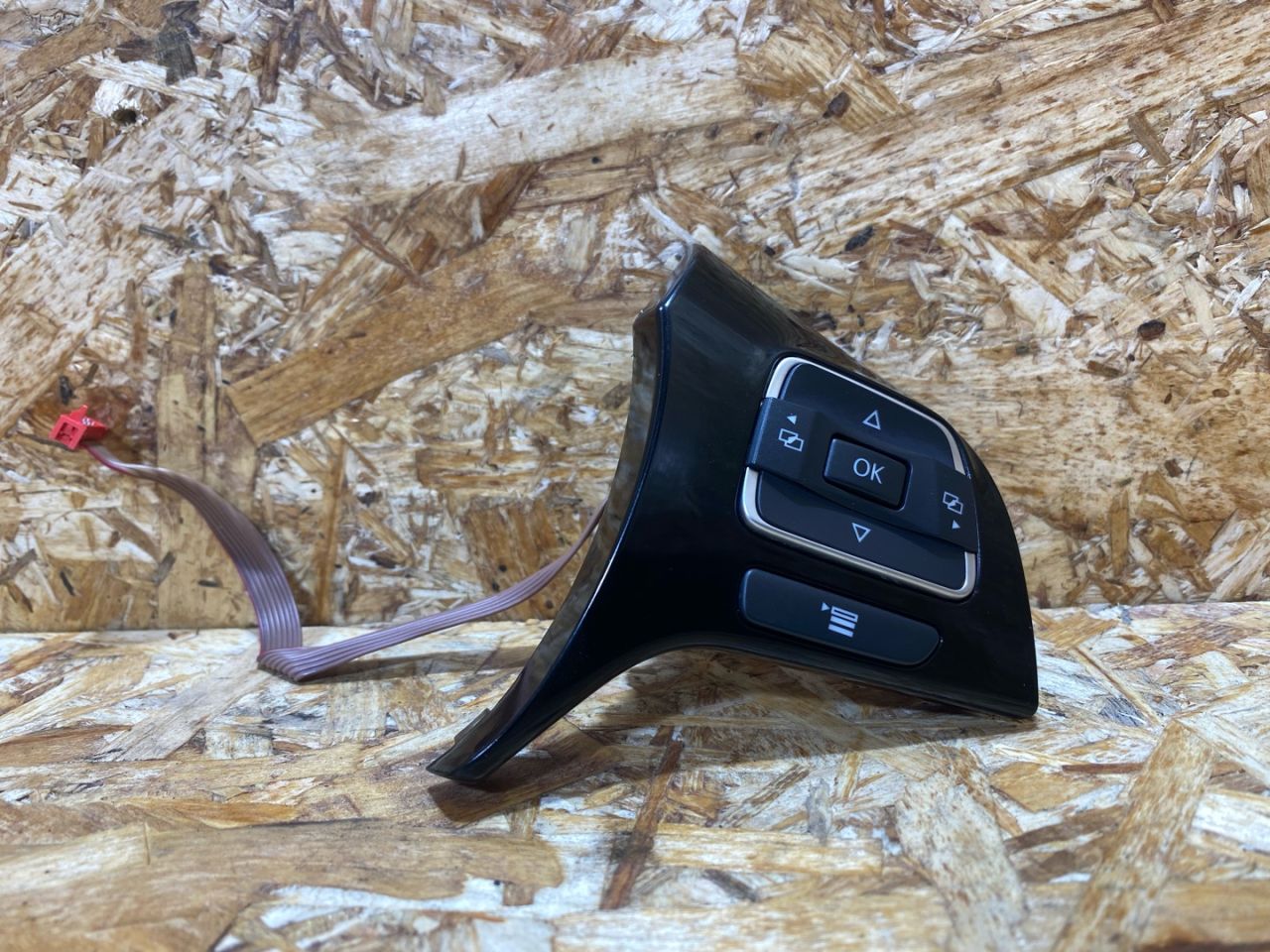 кнопки управления на руле Volkswagen Touareg 2 поколение 2012, 3.0 л., дизель, 7P6959538 - фото №1