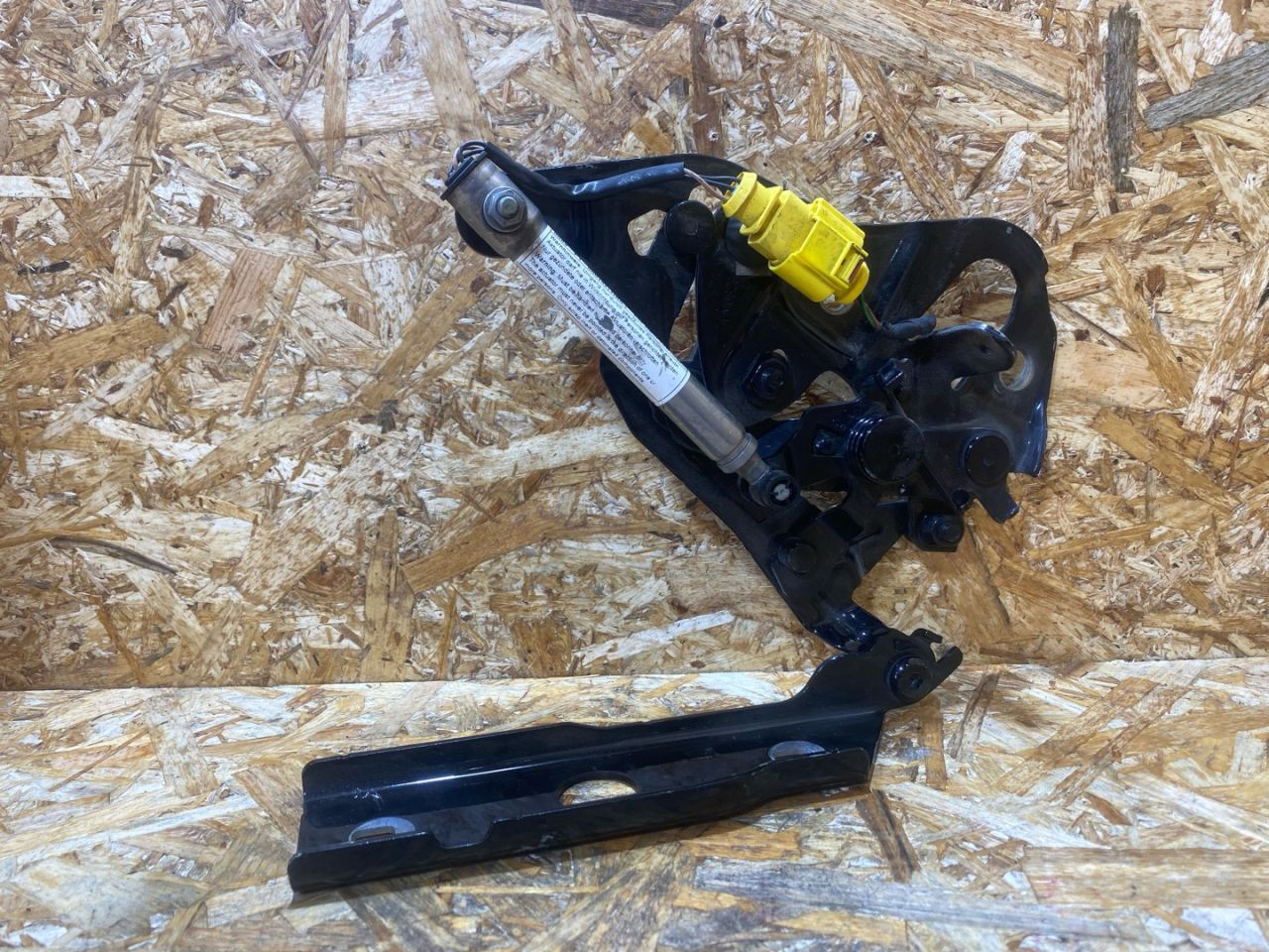 петля капота левая Audi Q7 4M 2016, 3.0 л., дизель, 4M0823301A - фото №1