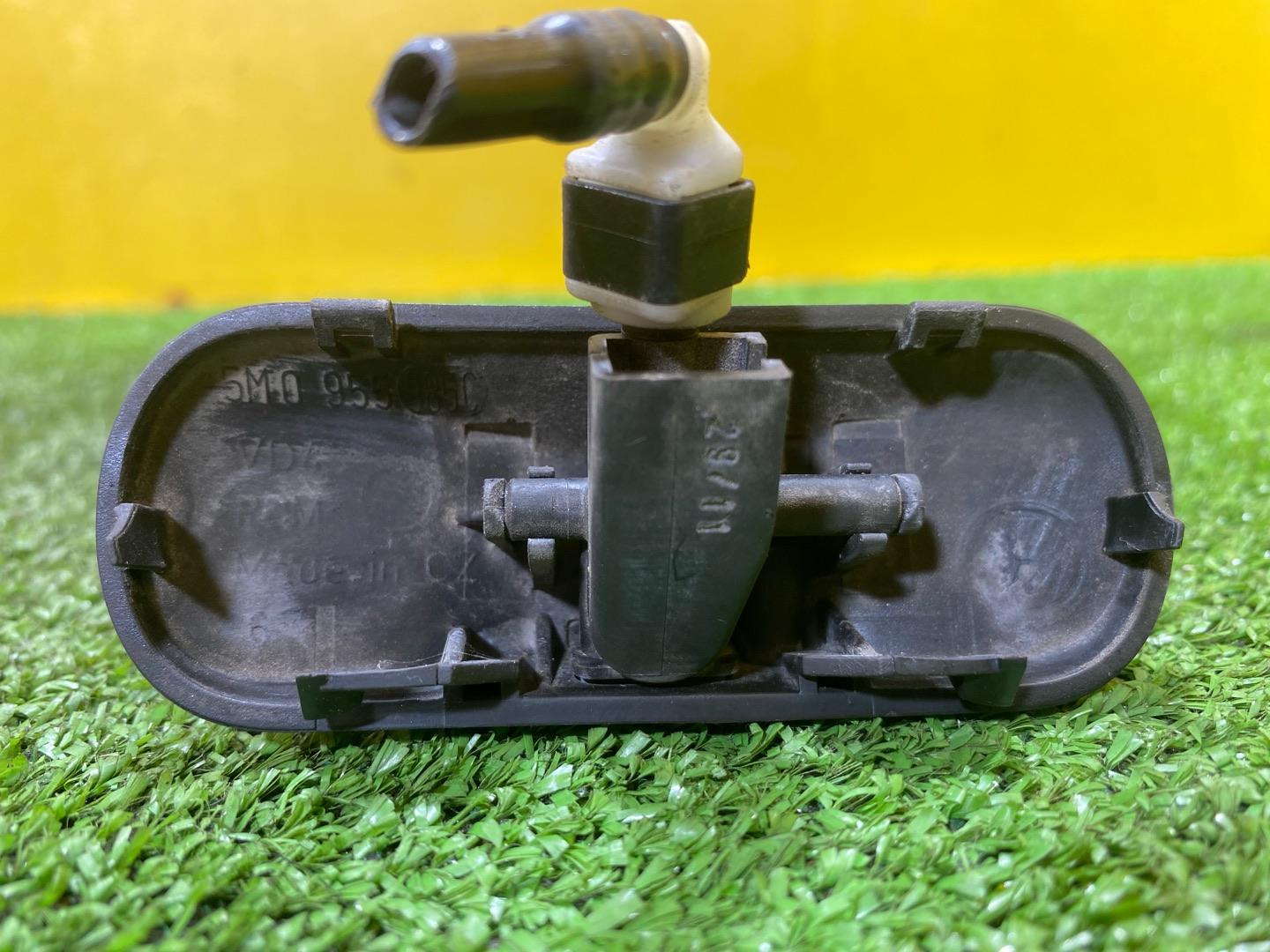 форсунка омывателя лобового стекла Volkswagen Amarok 1 поколение 2H 2012, 2.0 л., дизель, 5M0955985C - фото №5