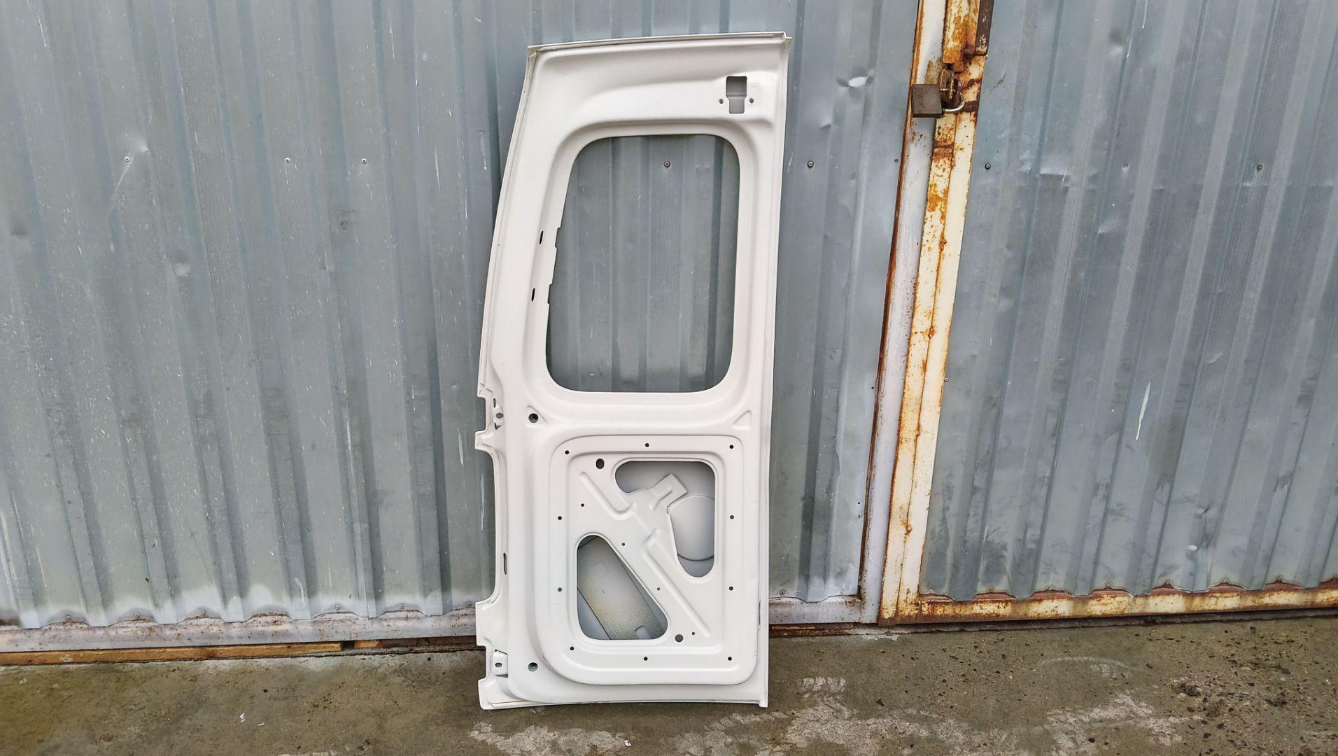 дверь задняя распашная правая Volkswagen Caddy 4 поколение 2018, 2.0 л., дизель, 2K0827092G - фото №5