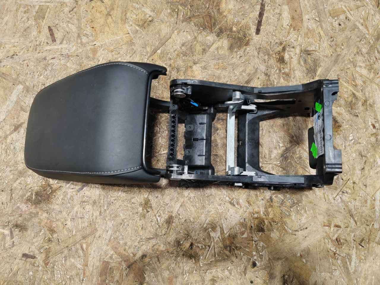 подлокотник Skoda Karoq 1 поколение 2019, 1.5 л., бензин, 565864207 - фото №1