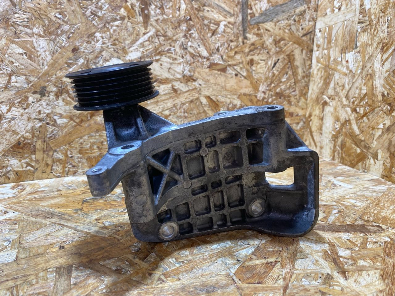 кронштейн генератора Porsche Macan 1 поколение 2016, 3.0 л., дизель, 059903143AJ - фото №1