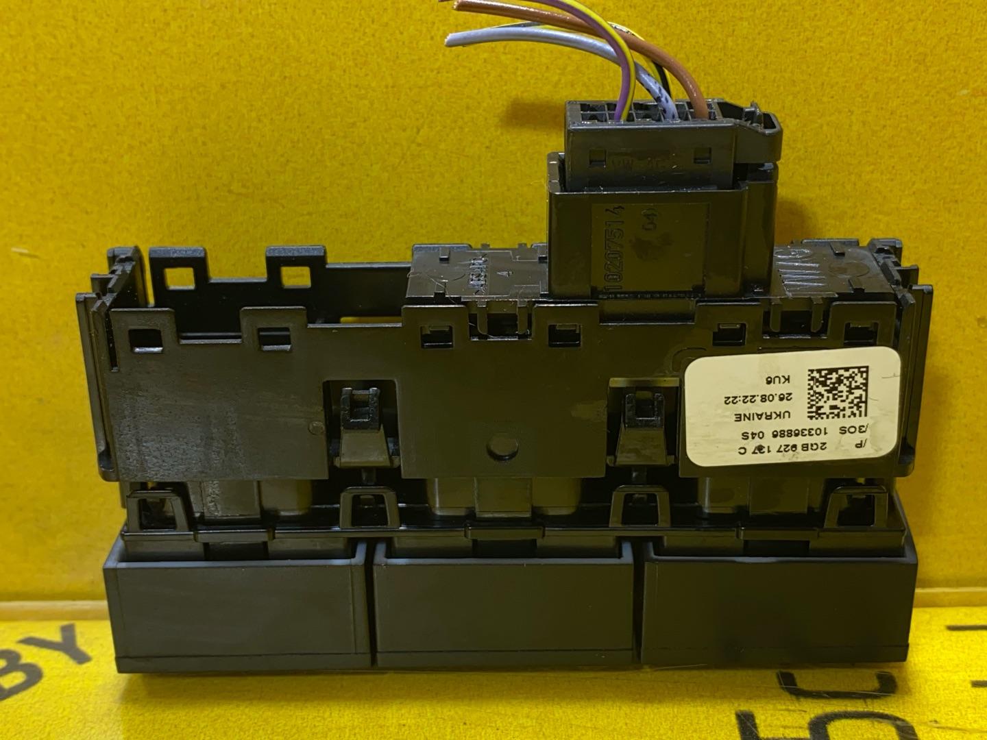 кнопка ручного тормоза (ручника) Volkswagen T-Roc 1 поколение 2022, 2.0 л., бензин, 2GB927127C - фото №4