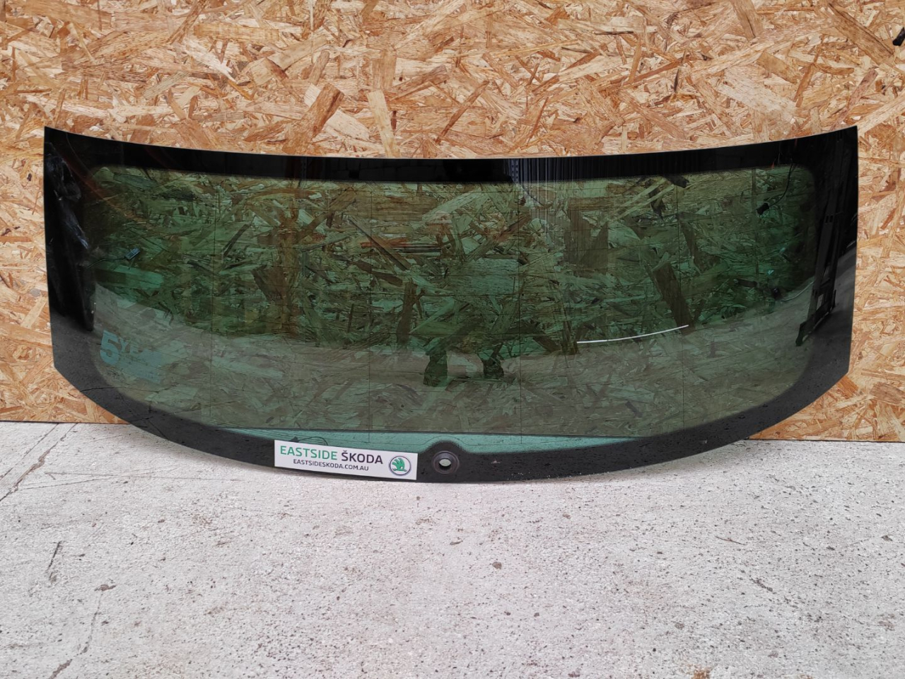 стекло заднее Skoda Karoq 1 поколение 2019, 1.5 л., бензин, 57A845049A - фото №1