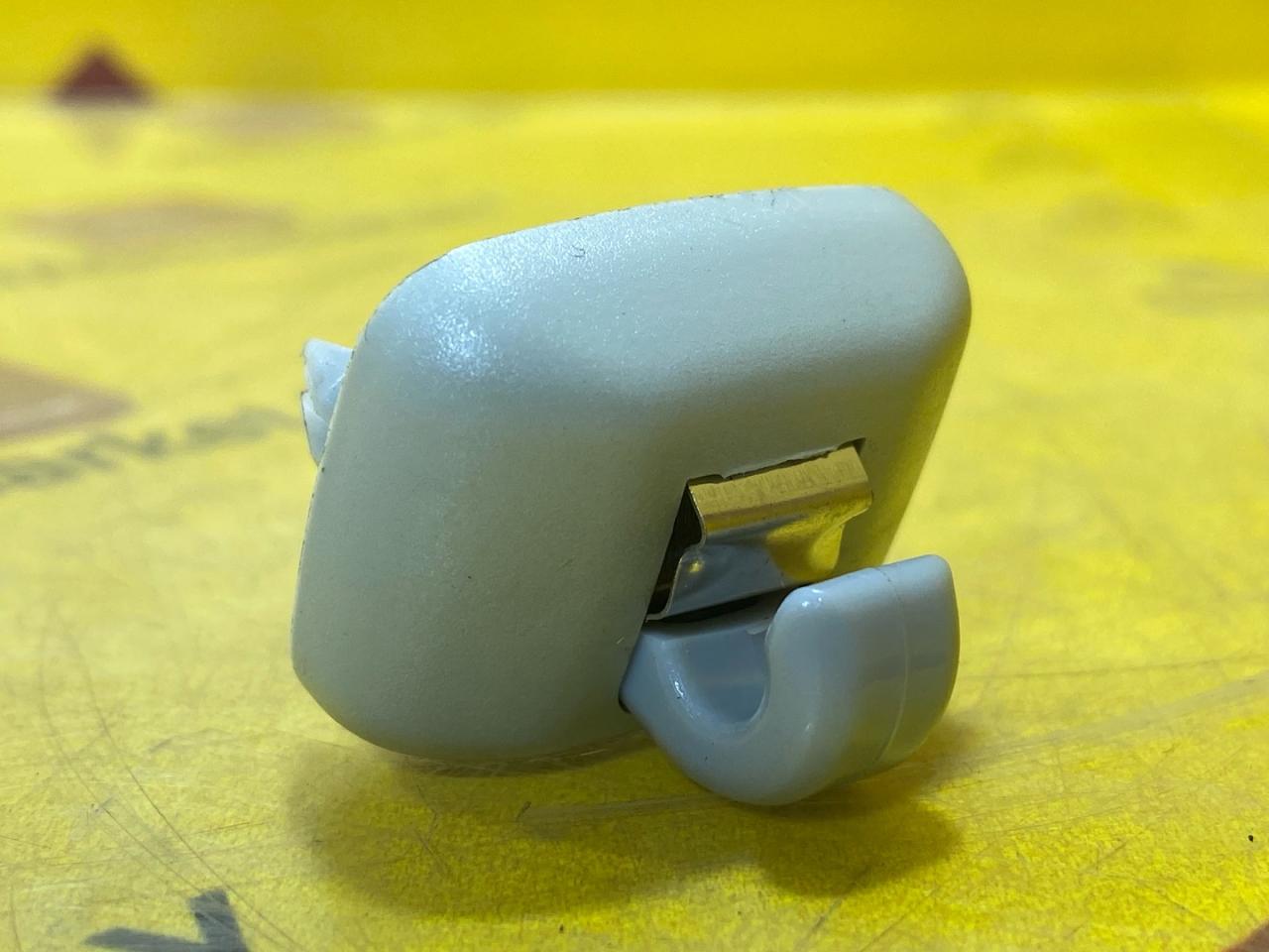 Крепление (крючок) солнцезащитного козырька Audi Q3 8U 2012, 2.0 л., бензин, 5WA407621D - фото №1