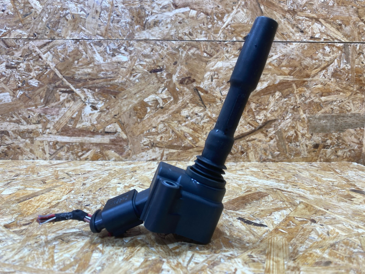 катушка зажигания Audi A4 B9 2016, 2.0 л., бензин, 06H905110G - фото №1