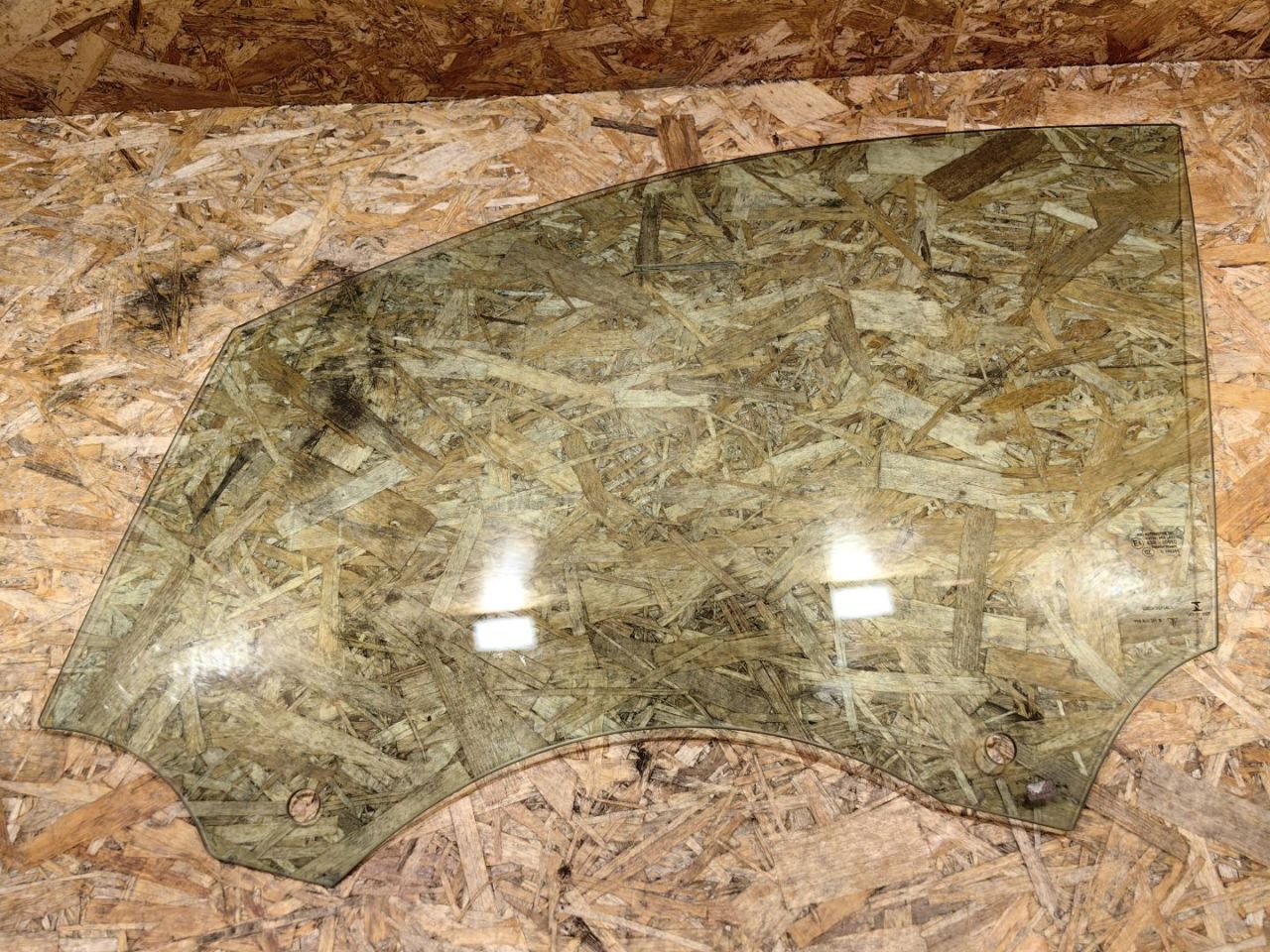 стекло двери передней левой Porsche Macan 1 поколение 2016, 3.0 л., дизель, 95B845201B - фото №1