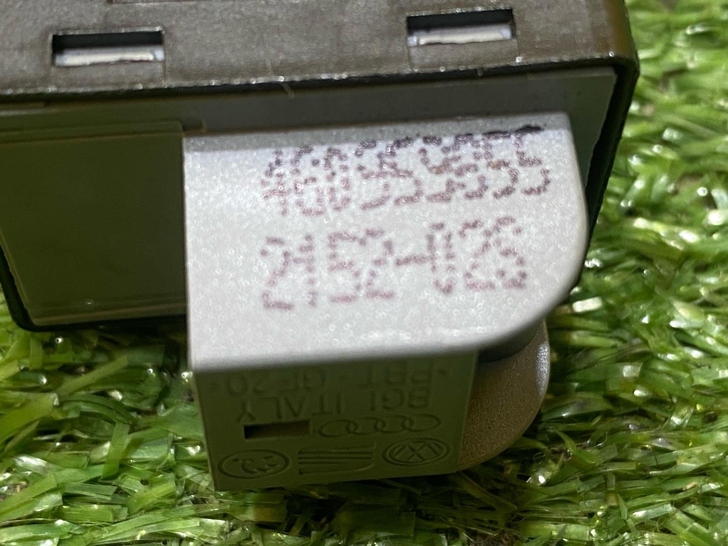 кнопка стеклоподъемника Audi Q3 8U 2012, 2.0 л., бензин, 4G0959855 - фото №5