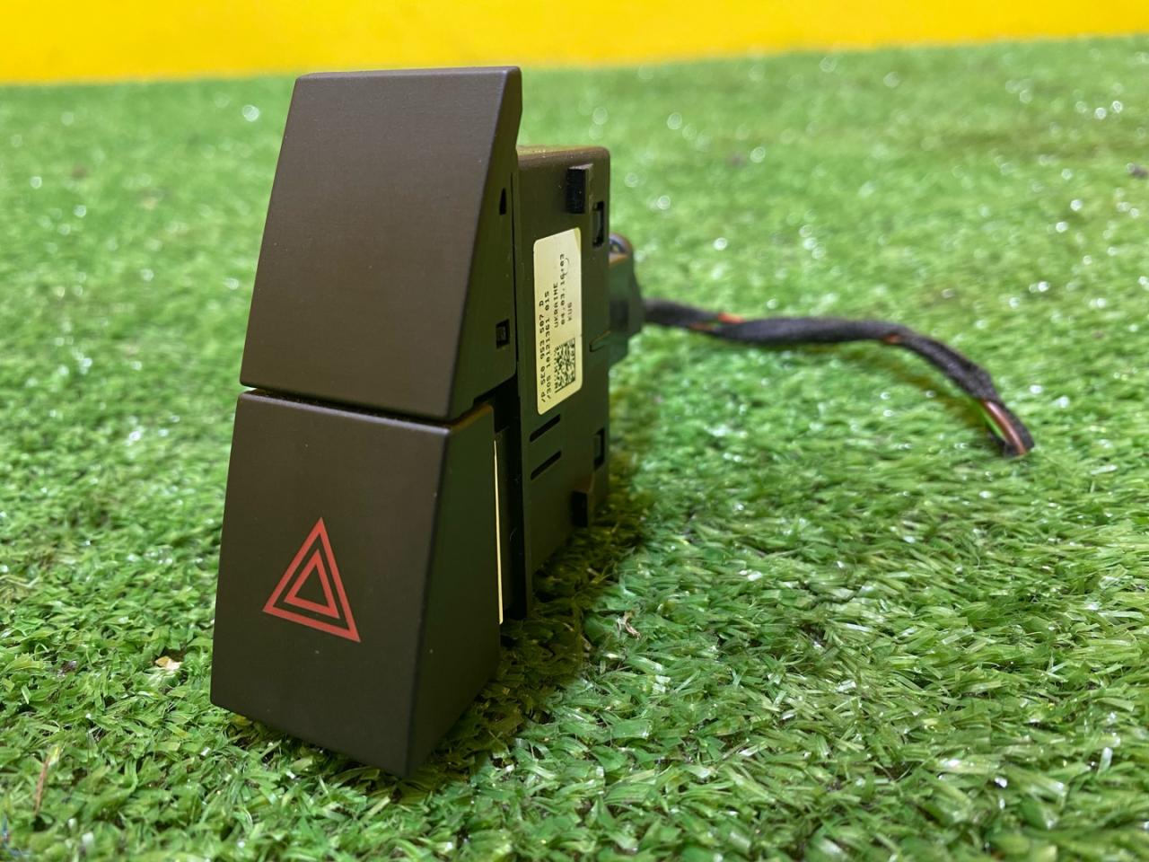 кнопка аварийной сигнализации Skoda Octavia 3 поколение (A7) 2016, 1.8 л., бензин, 5E0953507D - фото №1