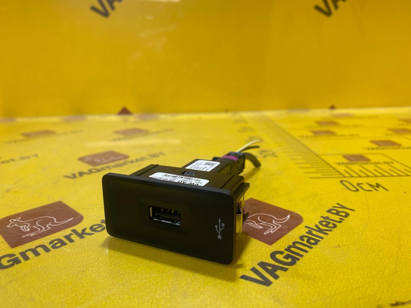 разъем AUX / USB Volkswagen Caddy 4 поколение 2018, 2.0 л., дизель, 3G0035222C