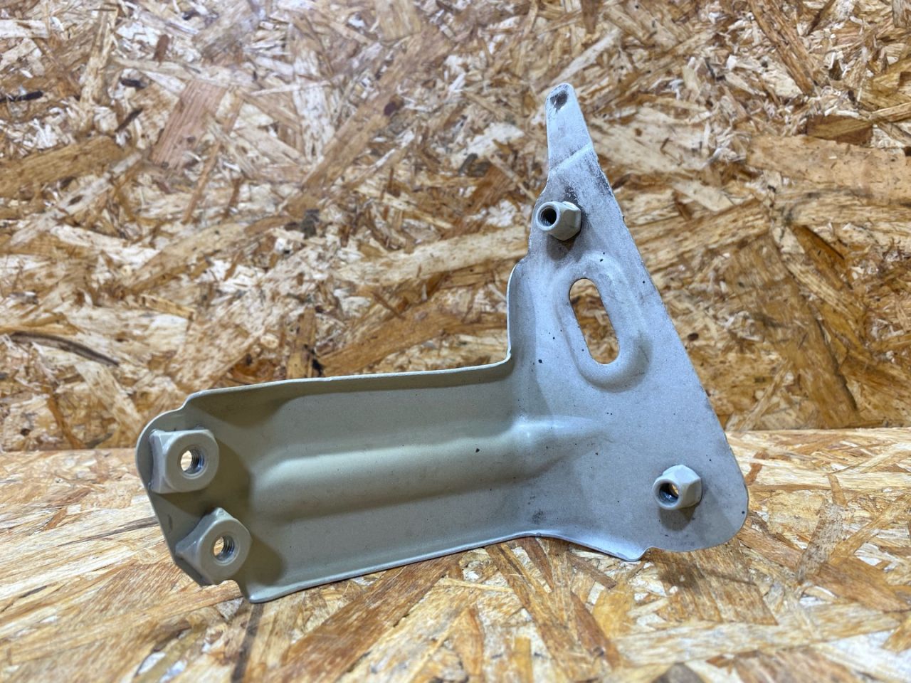 крепление ( кронштейн ) крыла Volkswagen Golf Alltrack 7 поколение 2017, 1.8 л., бензин, 5G0821136B - фото №1