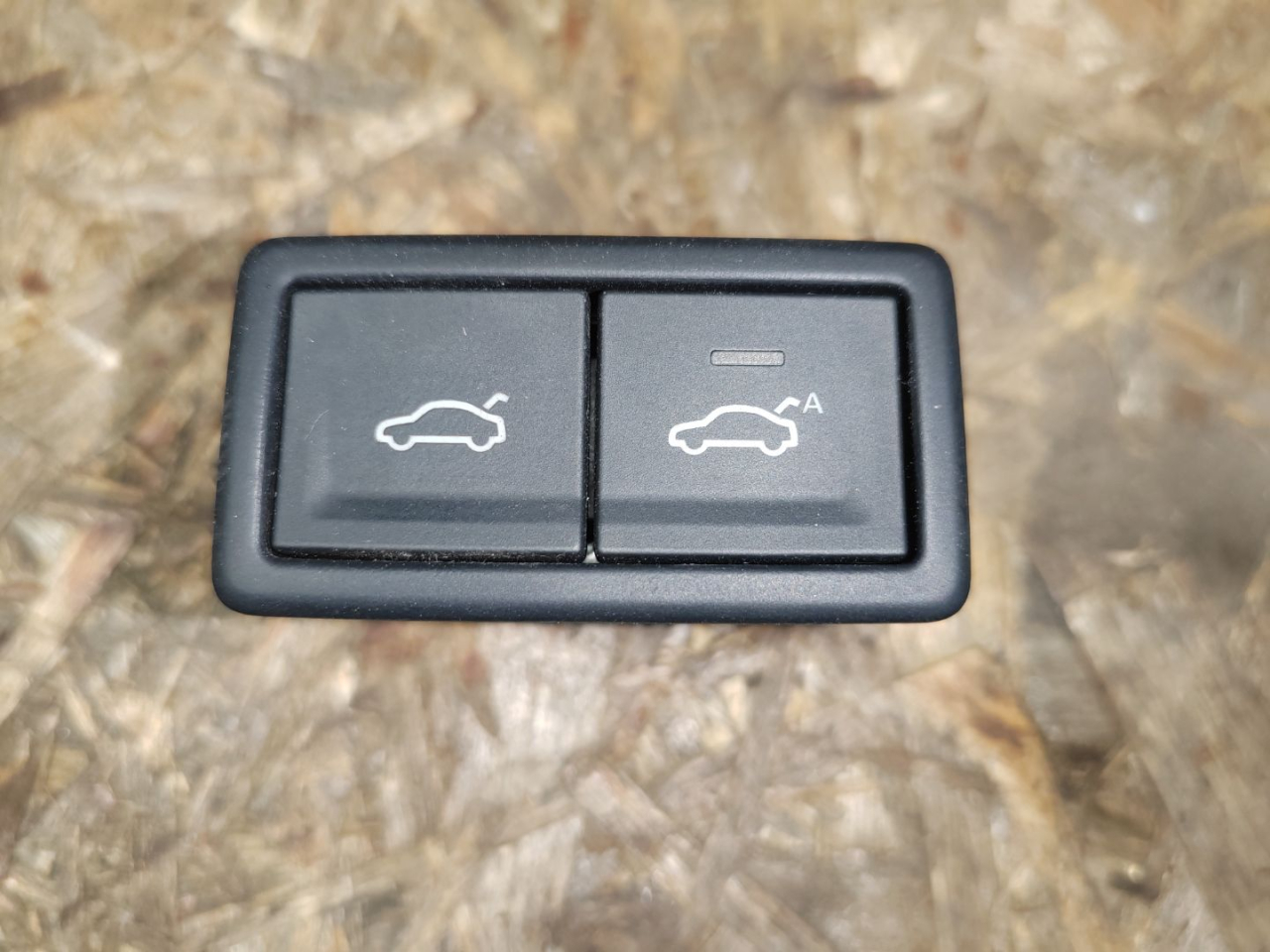 кнопка открытия багажника Volkswagen Touareg 3 поколение 2019, 3.0 л., дизель, 3G0959832A - фото №1