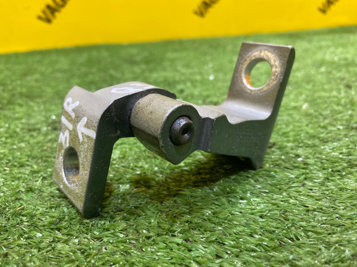 петля двери Audi Q3 8U 2012, 2.0 л., бензин, 8X0831404B