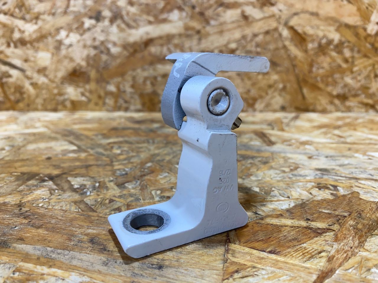 петля двери Porsche Macan 1 поколение 2016, 3.0 л., дизель, 4G0831401D - фото №1