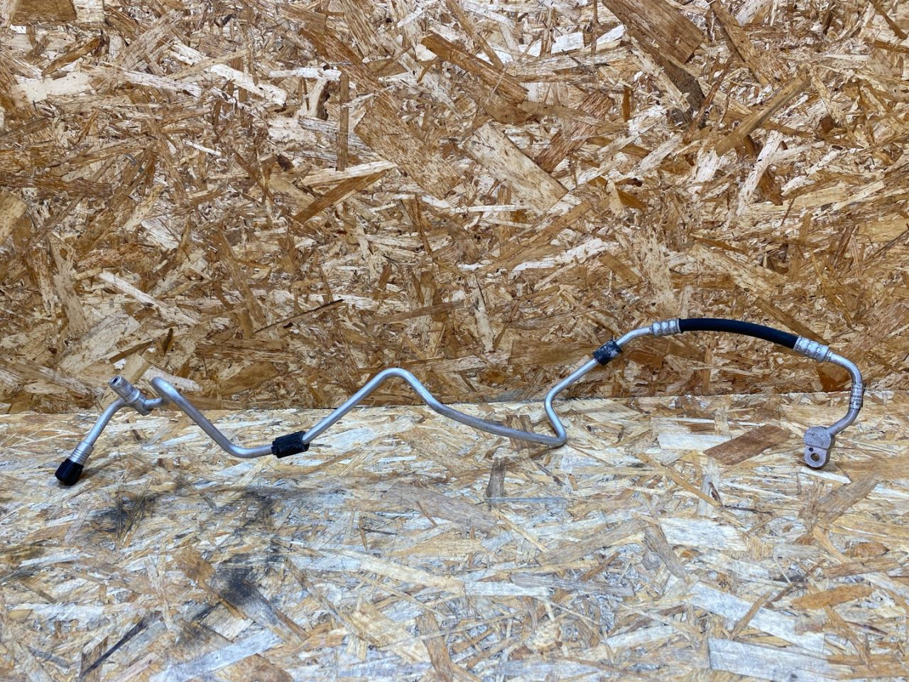 трубка кондиционера Porsche Macan 1 поколение 2016, 3.0 л., дизель, 95B260710D - фото №1