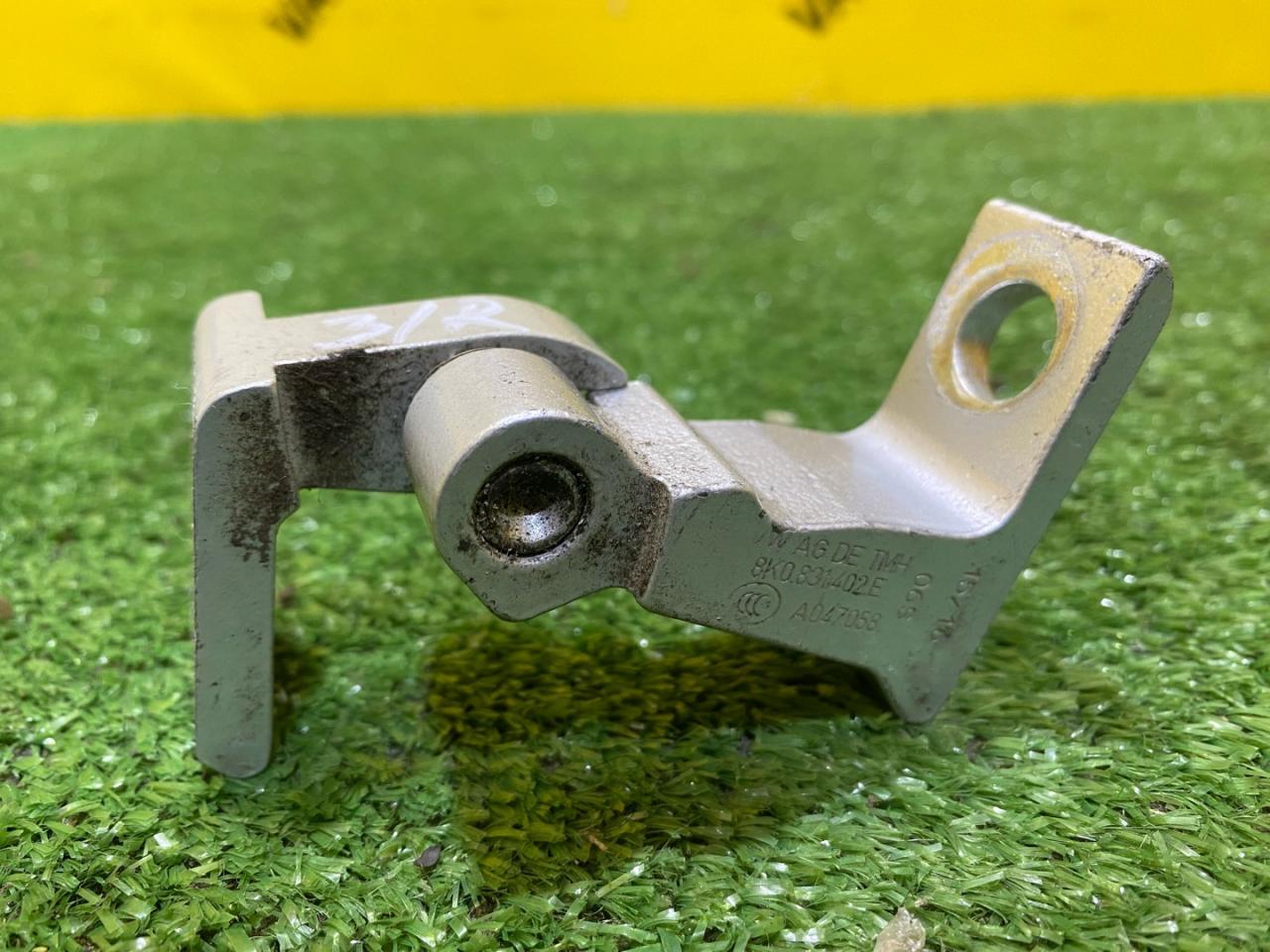 петля двери Skoda Octavia 3 поколение (A7) 2016, 1.8 л., бензин, 8K0831402E - фото №1