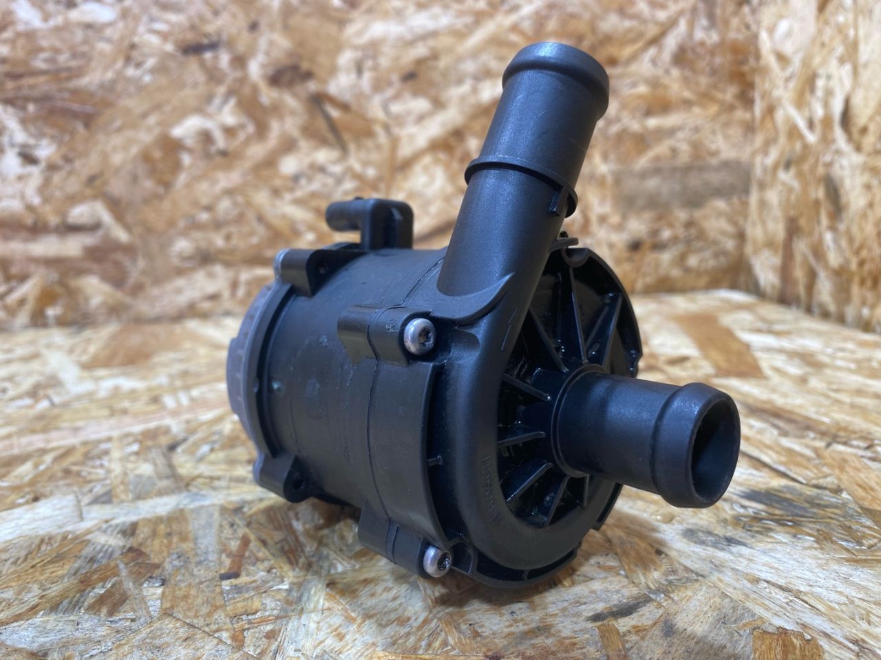 насос антифриза дополнительный Volkswagen Passat B8 2016, 2.0 л., дизель, 04L965567A - фото №1