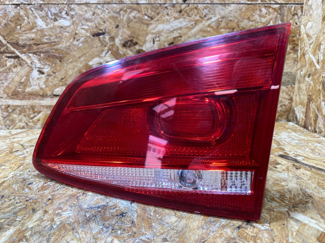 фонарь крышки багажника правый Volkswagen Passat B7 2014, 2.0 л., дизель, 3AF945094Q - фото №1