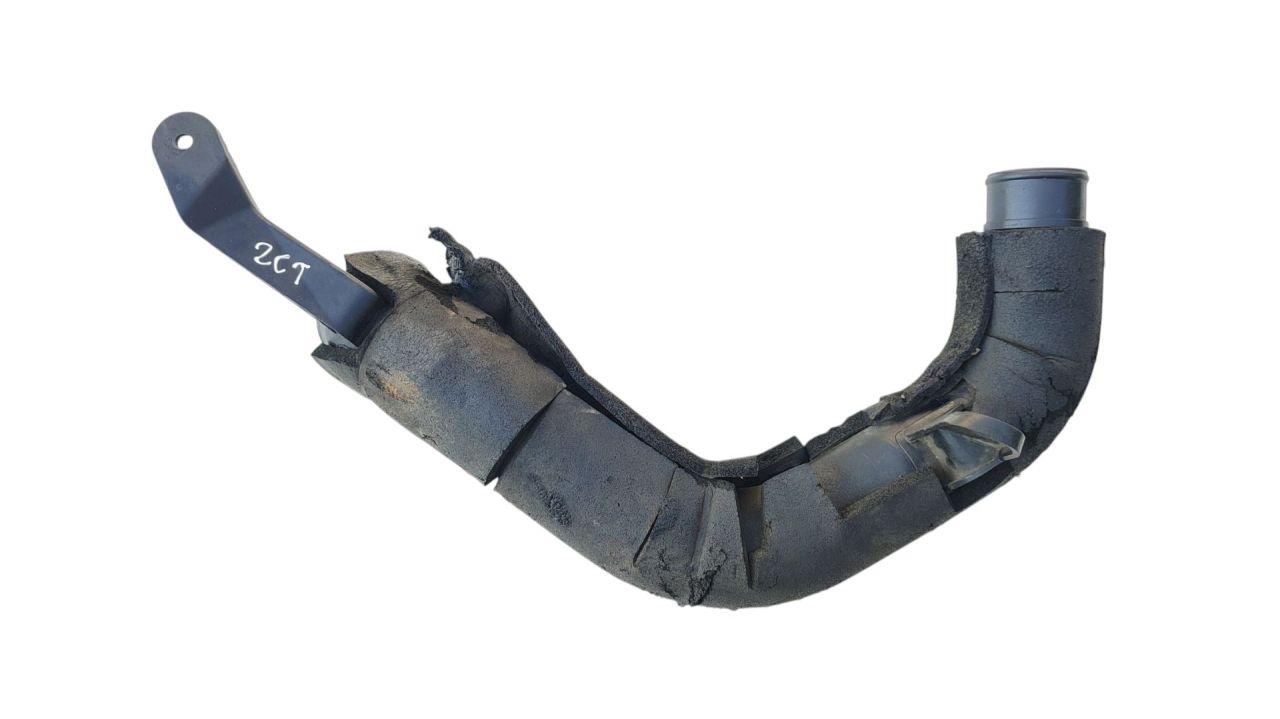 патрубок интеркулера Toyota Avensis 1 поколение (T220) 1999, 2.0 л., 2C-TE, дизель - фото №1