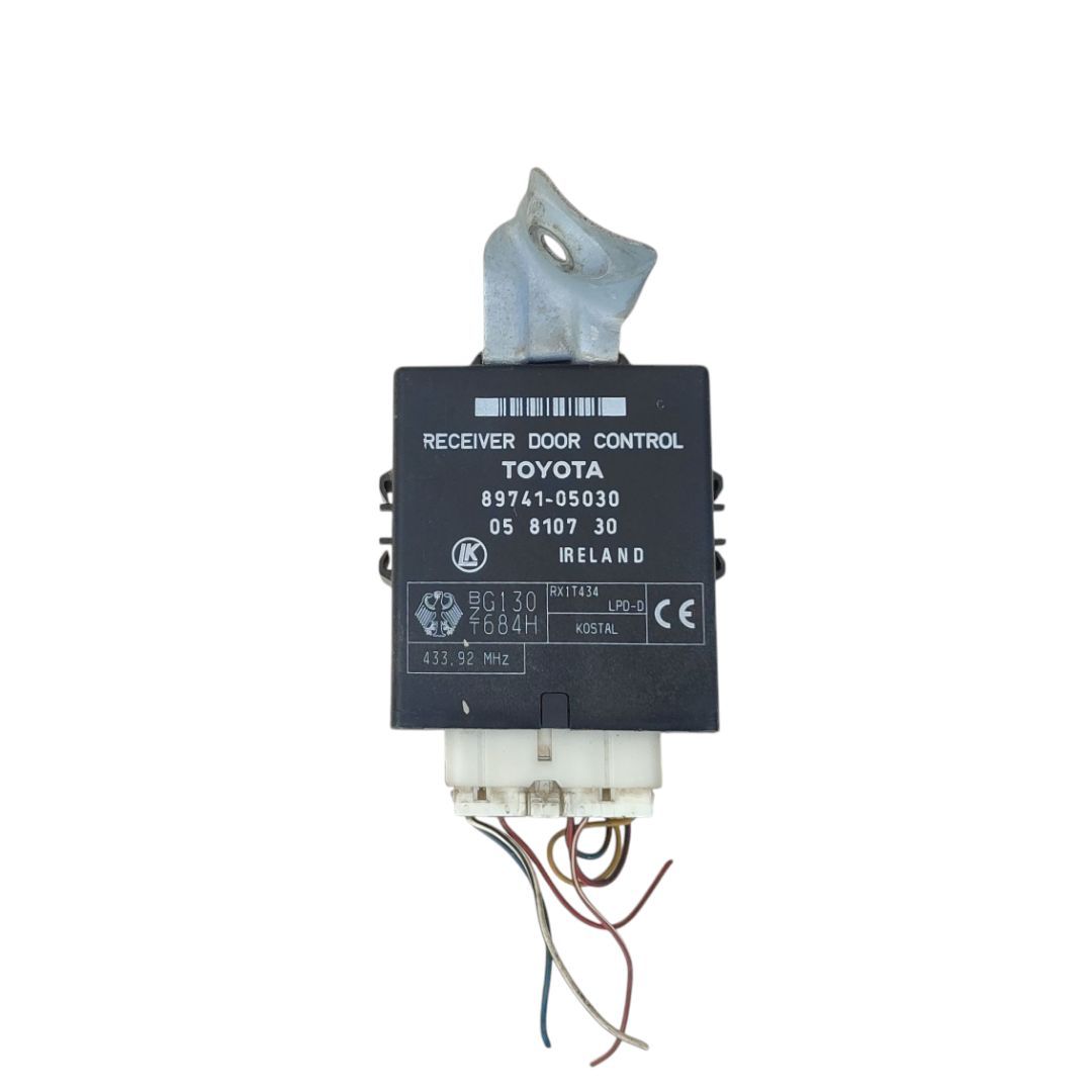 блок управления центральным замком Toyota Avensis 1 поколение (T220) 1999, 89741-05030, 05810730 - фото №1
