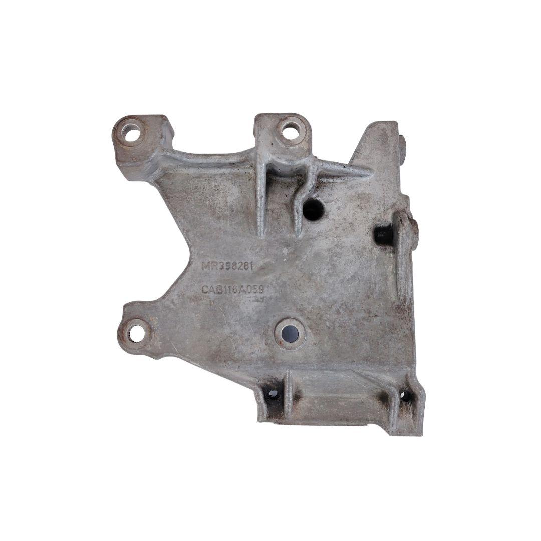 кронштейн компрессора кондиционера Mitsubishi Space Star 1 поколение 2001, 1.3 л., бензин, MR398281, CAB116A059 - фото №1