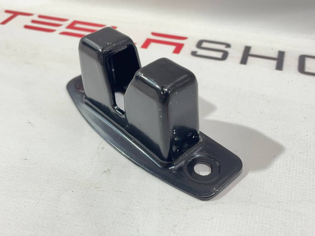 Крышка замка задней двери Tesla Model X 1 поколение 2019, 1127340-00-C, 1127339-00-C, 1054149-00-G - фото №1