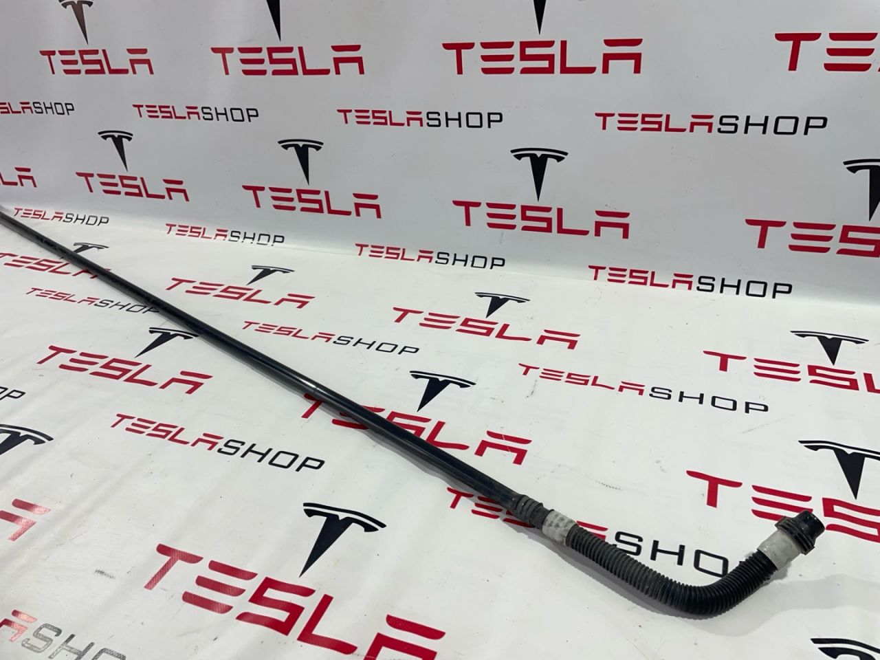 Патрубок системы охлаждения основной батареи Tesla Model 3 1 поколение 2019, 1077596-00-D - фото №1
