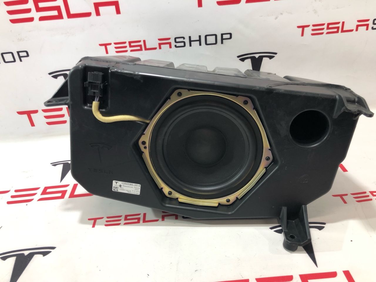сабвуфер Tesla Model X 1 поколение 2018, 1050085-00-E, 1004833-07-B - фото №1