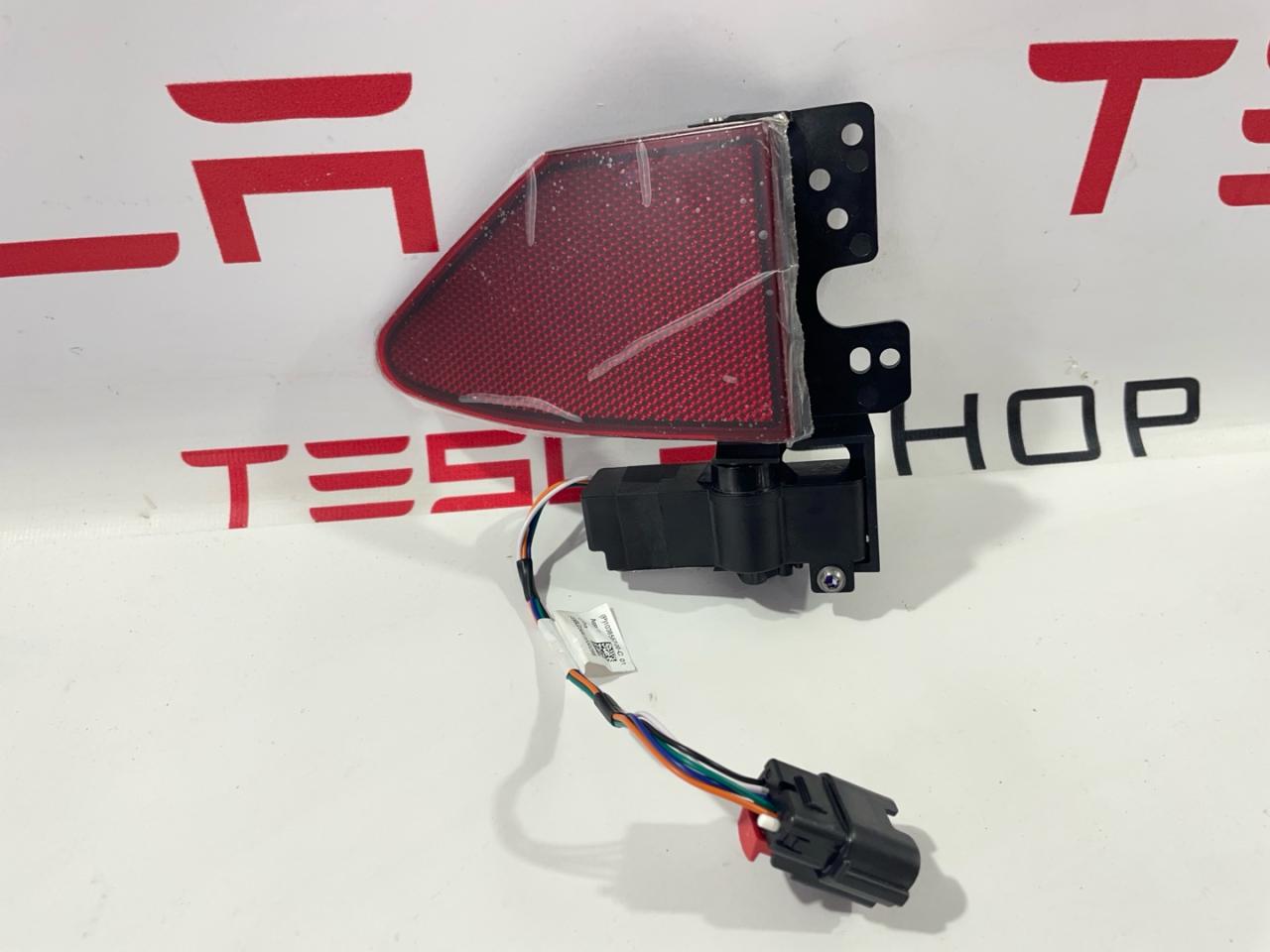 Люк порта зарядки Tesla Model X 1 поколение 2018, 1038548-00-I, 1038557-00-C, 1042766-00-J - фото №1