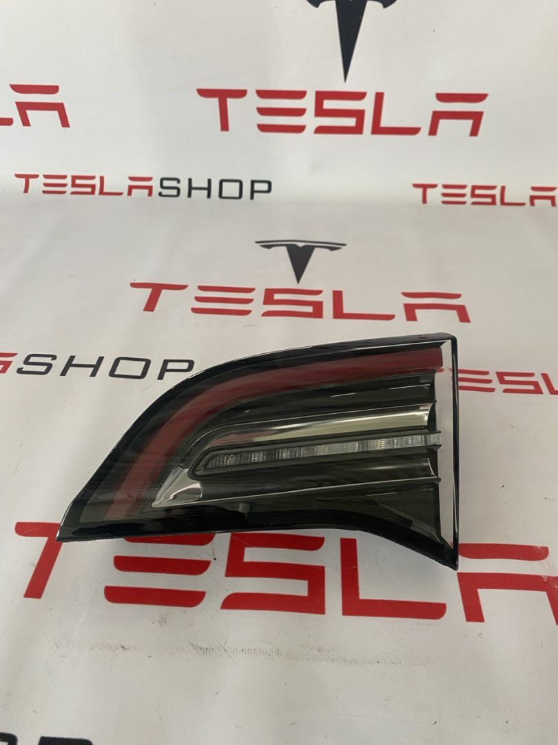 фонарь крышки багажника правый Tesla Model 3 1 поколение 2019, 1077402-00-G - фото №1