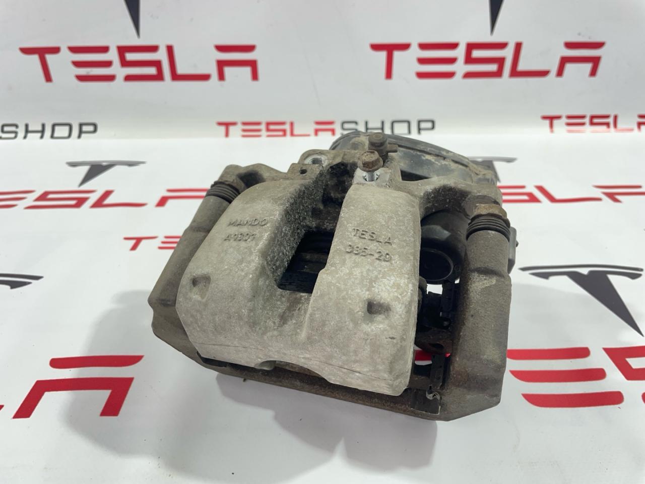 суппорт задний правый Tesla Model 3 1 поколение 2019, 1044624-00-H - фото №1